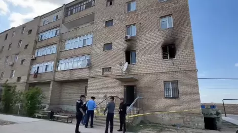 В Атырау в результате поджога квартиры погибли дети 7 и 10 лет