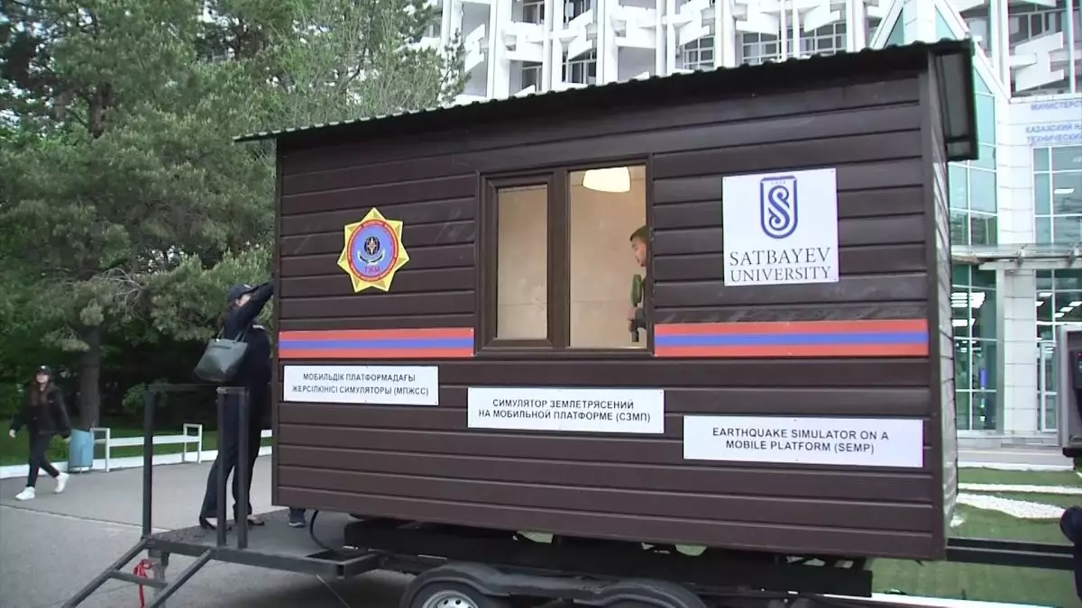Симулятор землетрясений подарили спасателям Алматы