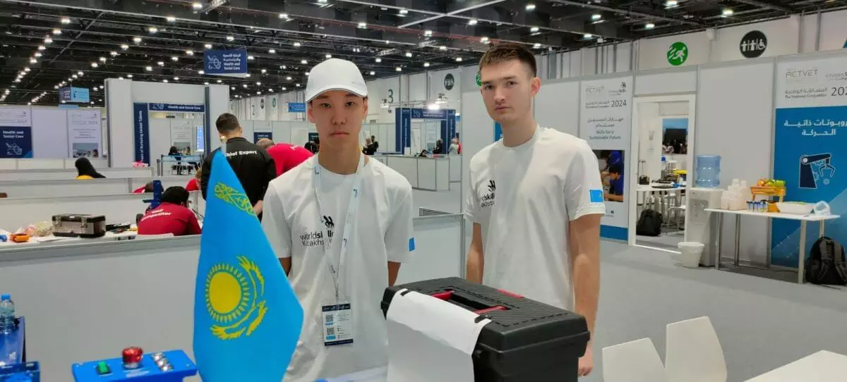 Казахстанцы выиграли золото в Абу-Даби на турнире по робототехнике