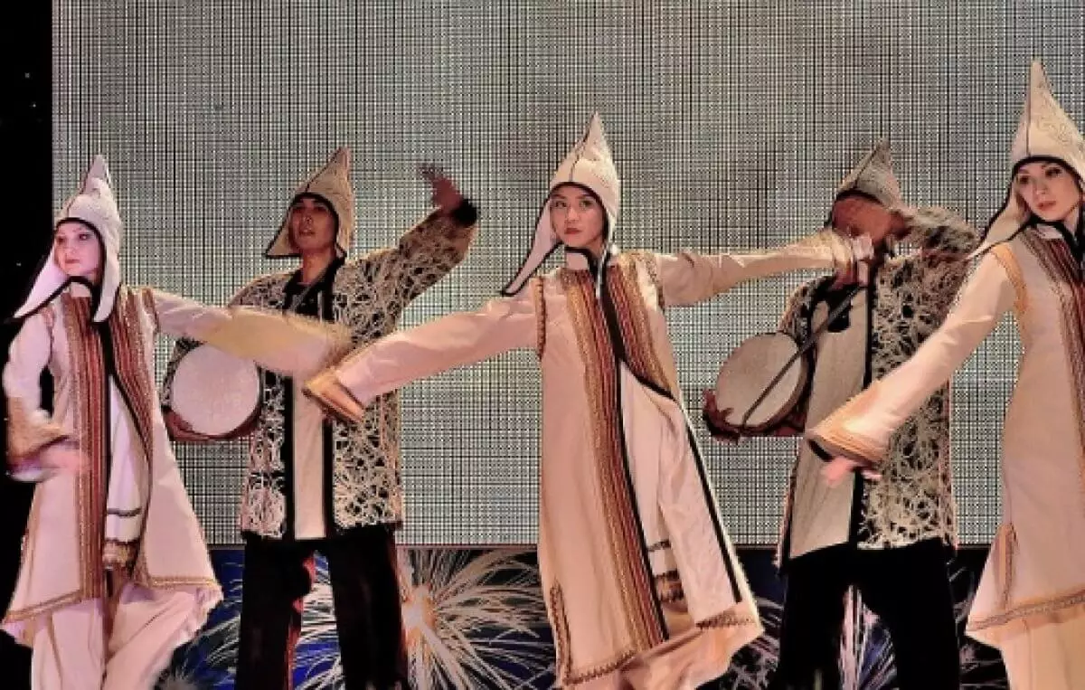 Как TikTok помогает популяризировать казахские национальные танцы в мире