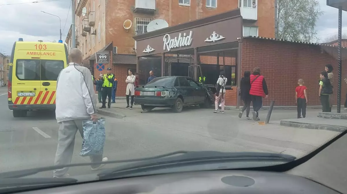 Угнанный автомобиль врезался в кафе в Усть-Каменогорске