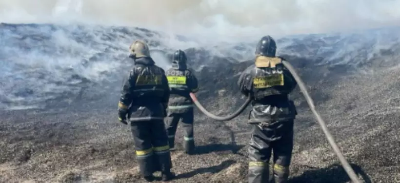 Пожар на территории одной из организаций тушат в Семее: привлечен пожарный поезд