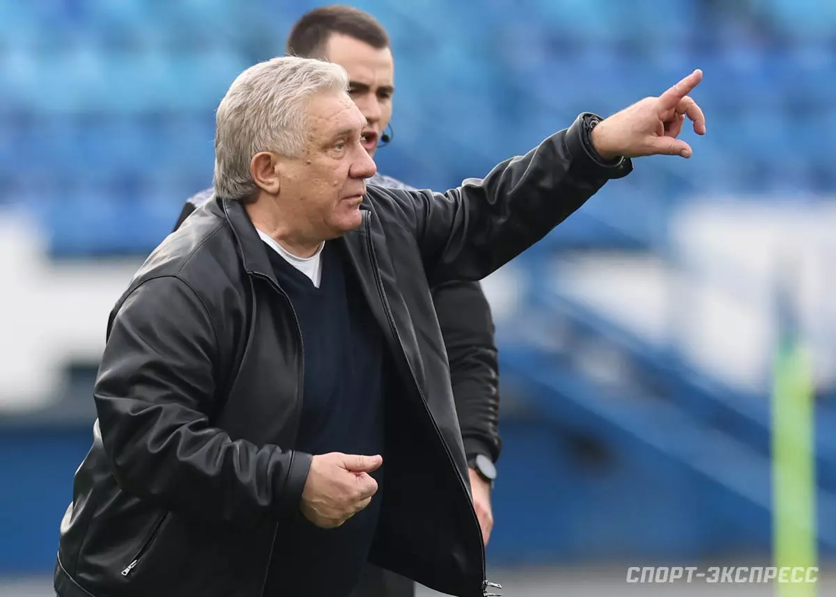 Ташуев покинул пост главного тренера «Факела» по семейным обстоятельствам