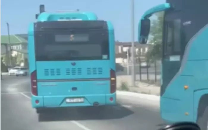 «Формула-1» по-актауски: на видео попало нарушение ПДД водителем автобуса