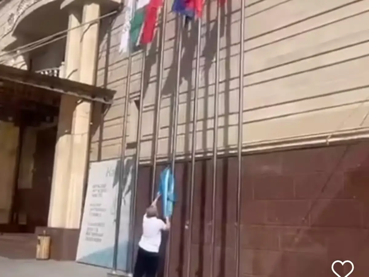 В Ташкенте павлодарец поправил спутанный флаг Казахстана