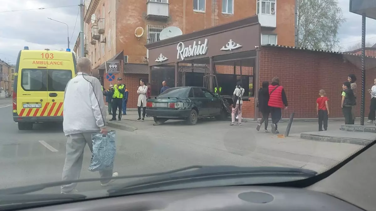 В Усть-Каменогорске угнанный автомобиль протаранил кафе
