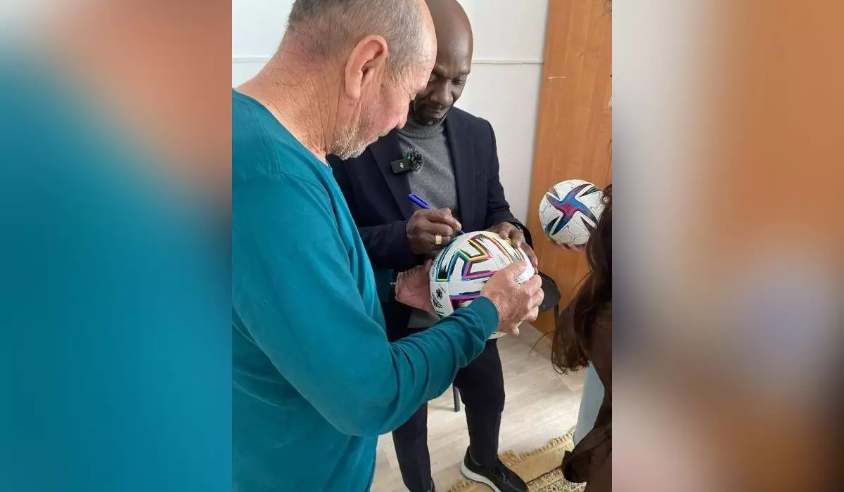 Звезда мирового футбола встретился с пострадавшими от паводка казахстанцами