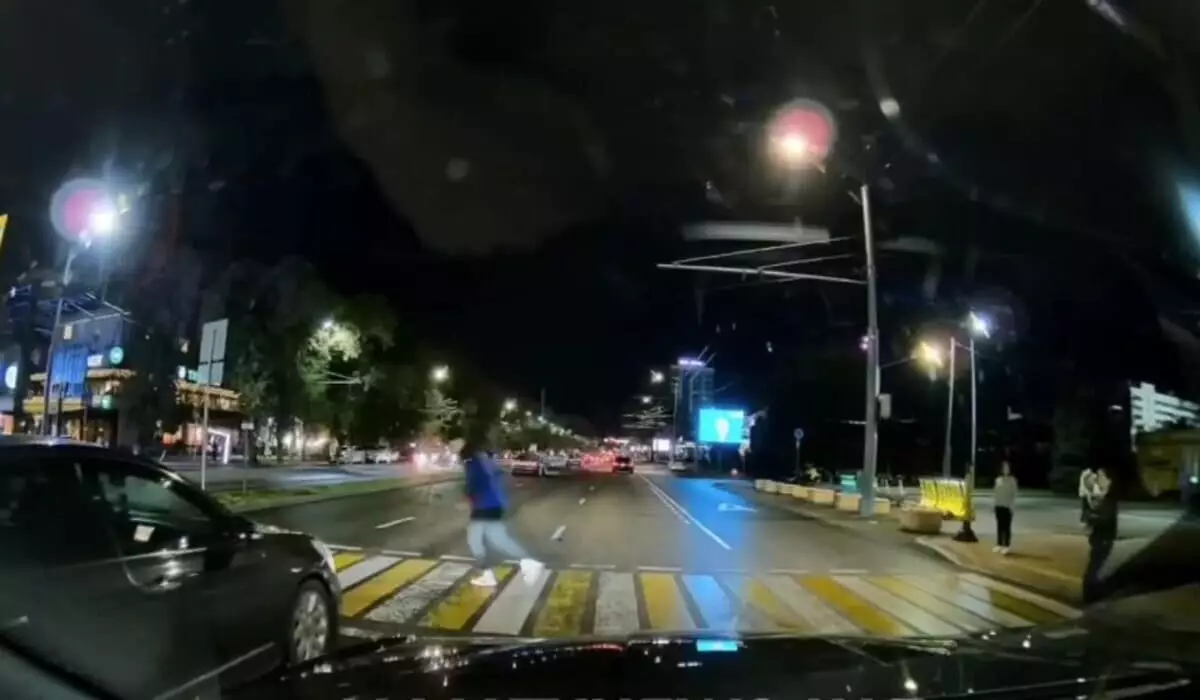 Пешехода сбила машина в центре Алматы: момент ДТП попал на видео
