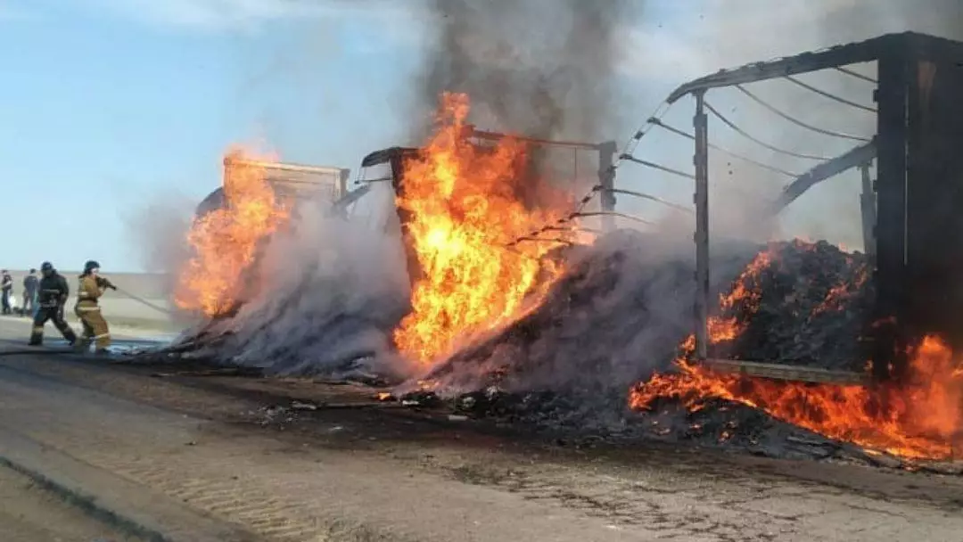 Грузовик с приправами сгорел на трассе в Актюбинской области
