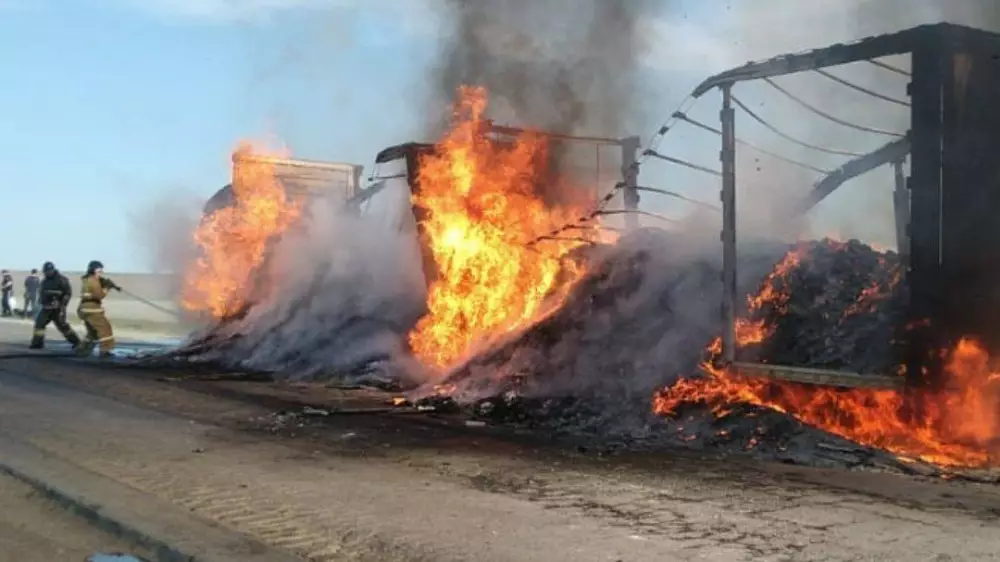 20 тонн приправ сгорели на трассе в Актюбинской области