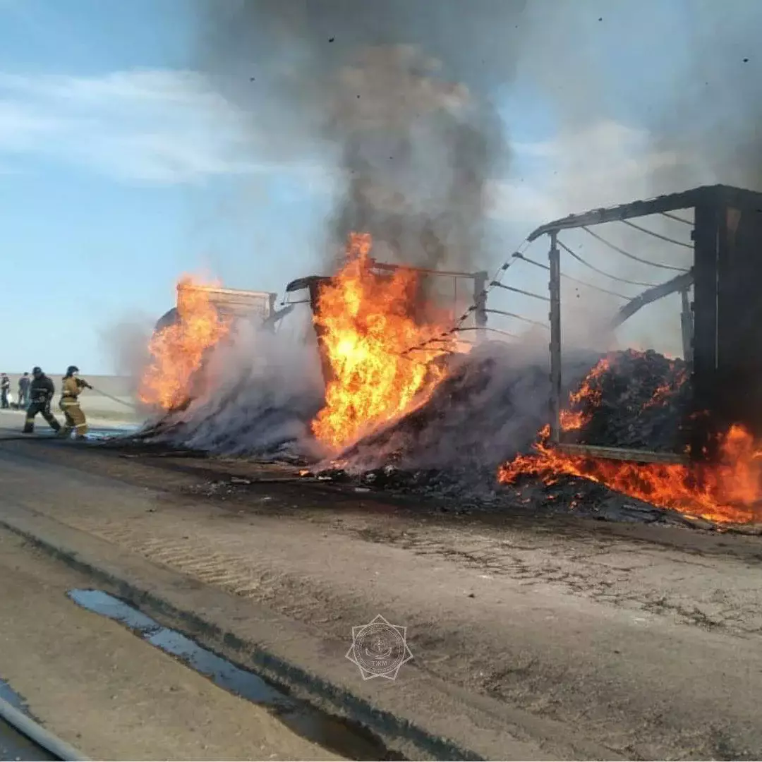 Перевозивший 20 тонн приправ грузовик сгорел в Актюбинской области
