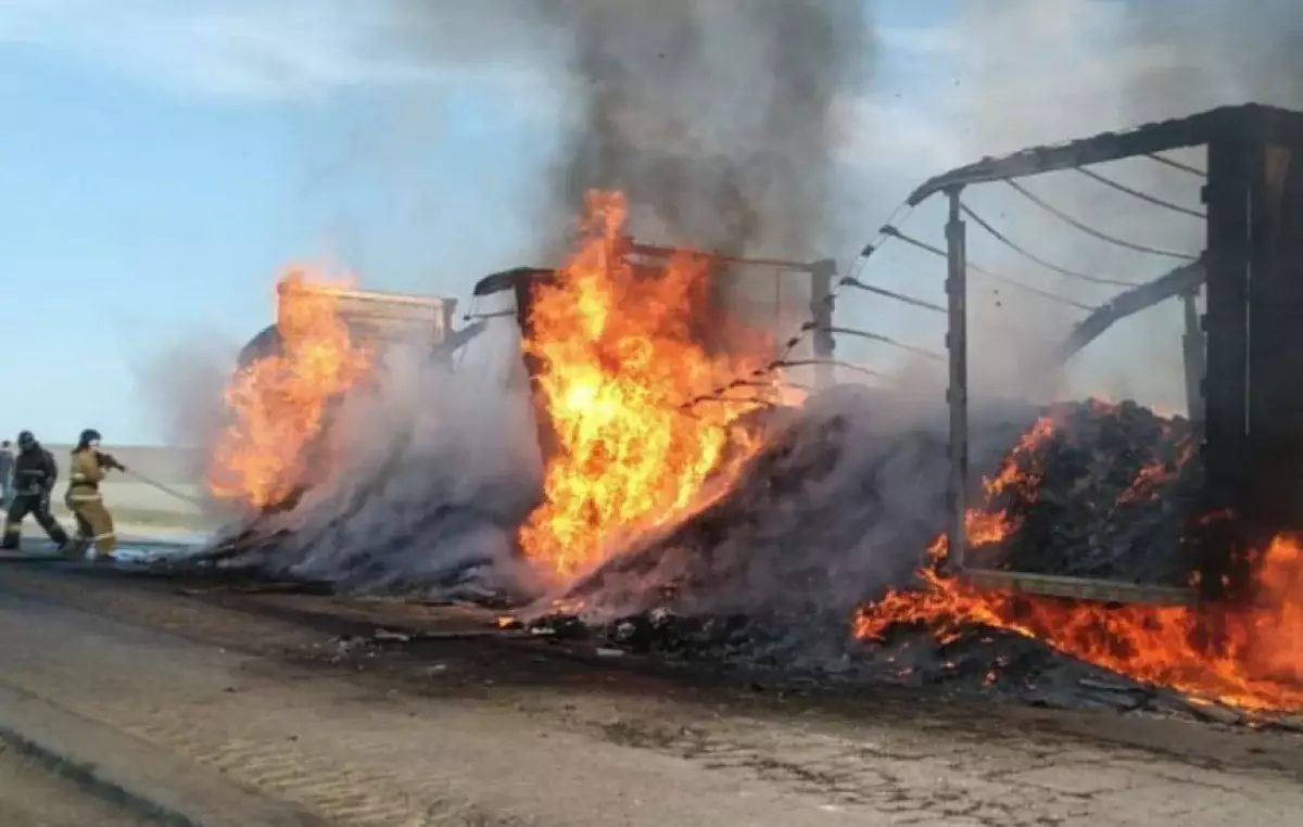 20 тонн приправ сгорело на трассе в Актюбинской области