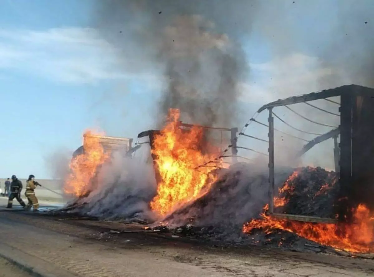 Грузовик с 20 тоннами специй сгорел в Актюбинской области