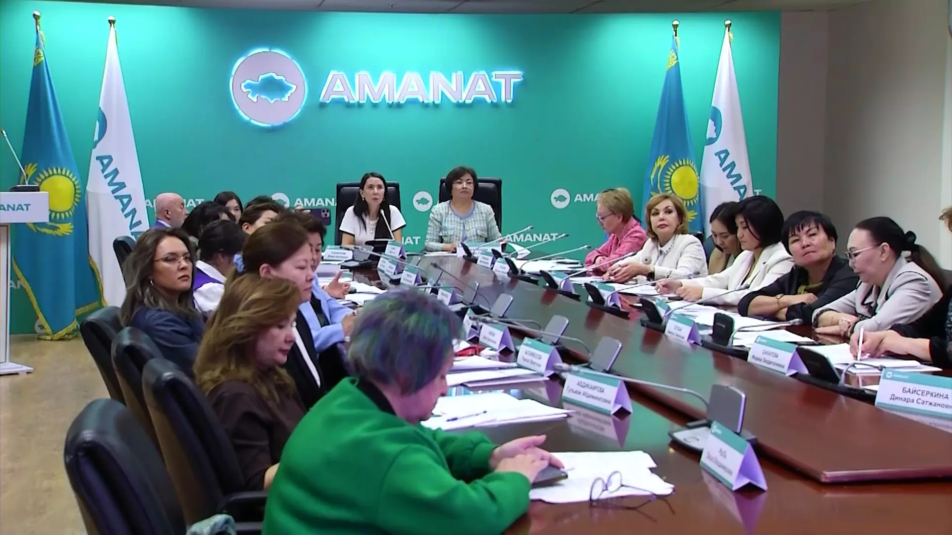Изображения мальчиков - основные, а девочек - вспомогательные: гендерные вопросы обсудили в партии «AMANAT»