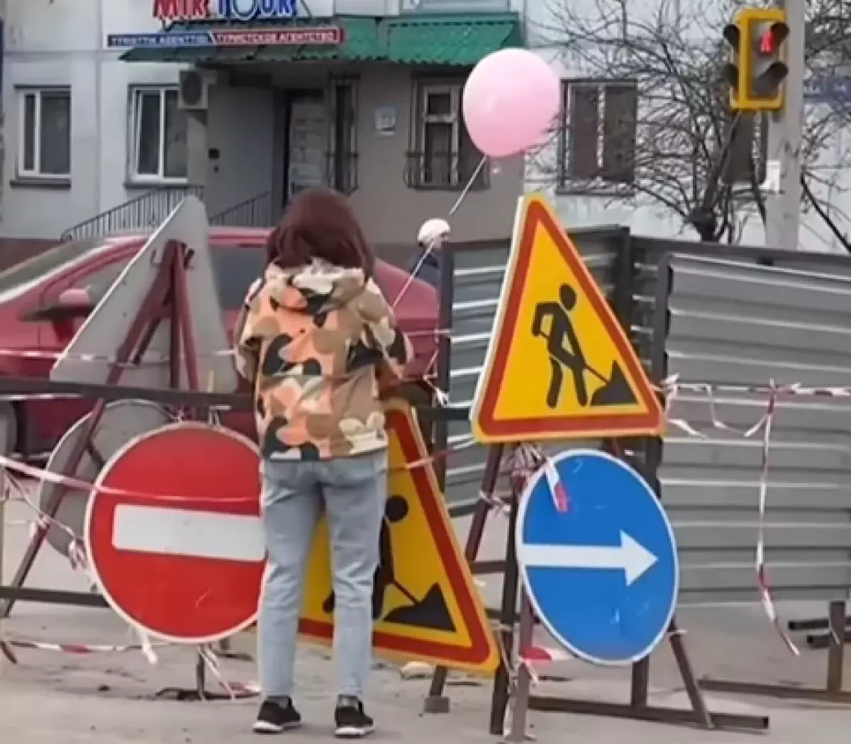 В Петропавловске жители поздравили с Днем рождения яму на дороге