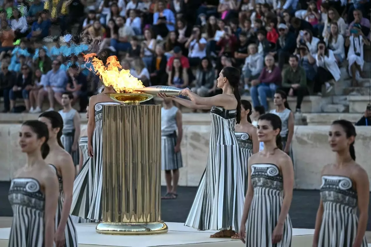 Греция передала олимпийский огонь оргкомитету Игр-2024 в Париже