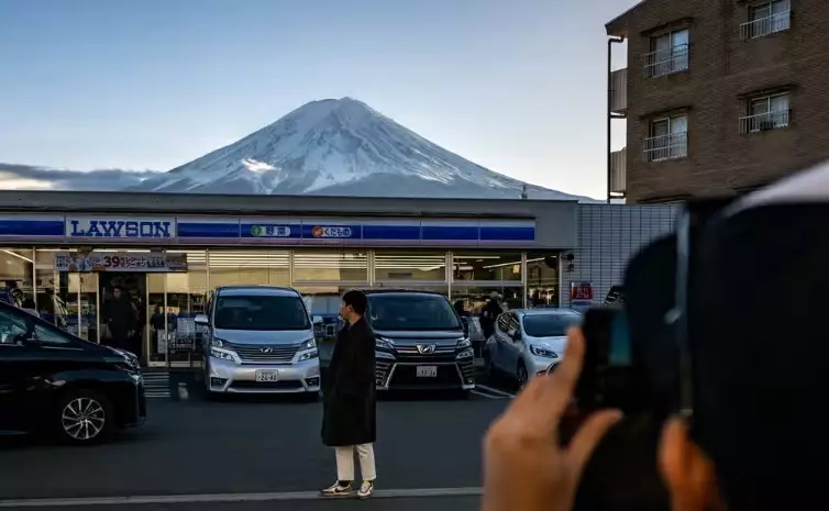 Япония спрячет гору Фудзи от туристов