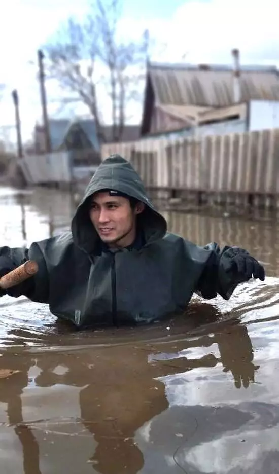 Кайрат Итемгенов выделил 1,3 млрд тенге пострадавшим от паводков