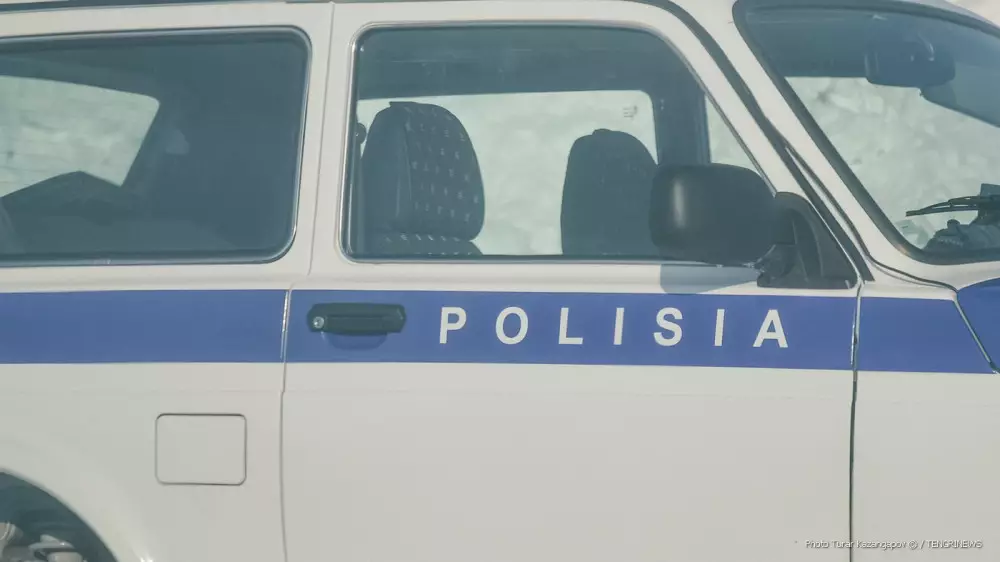 Полицейского в СКО уволили за "оргию в служебном автомобиле"