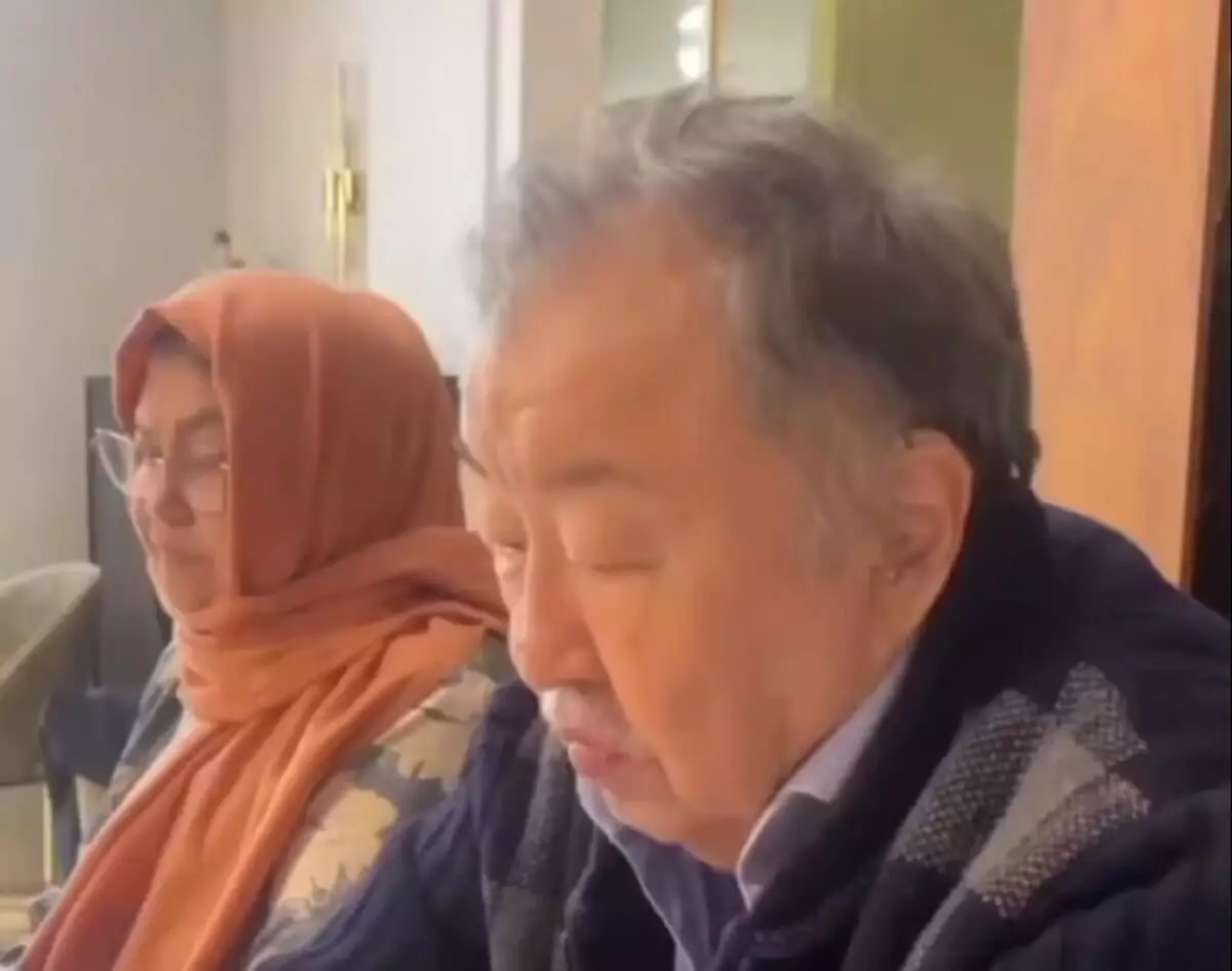 "На арабском или на казахском..." В сети распространилось видео, в котором родители Бишимбаева молятся и просят милости за сына