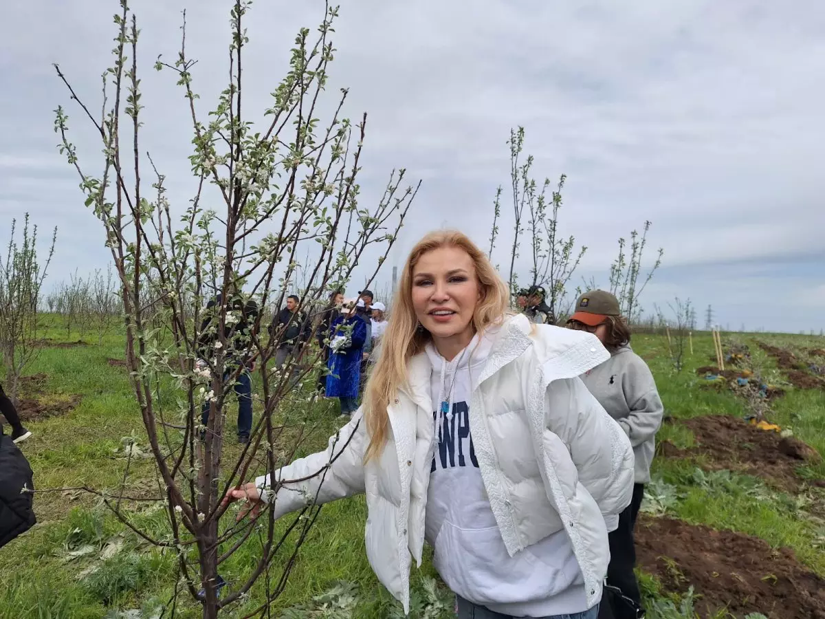 «Алматы - город-сад»: казахстанские звезды приняли участие в массовой посадке яблонь