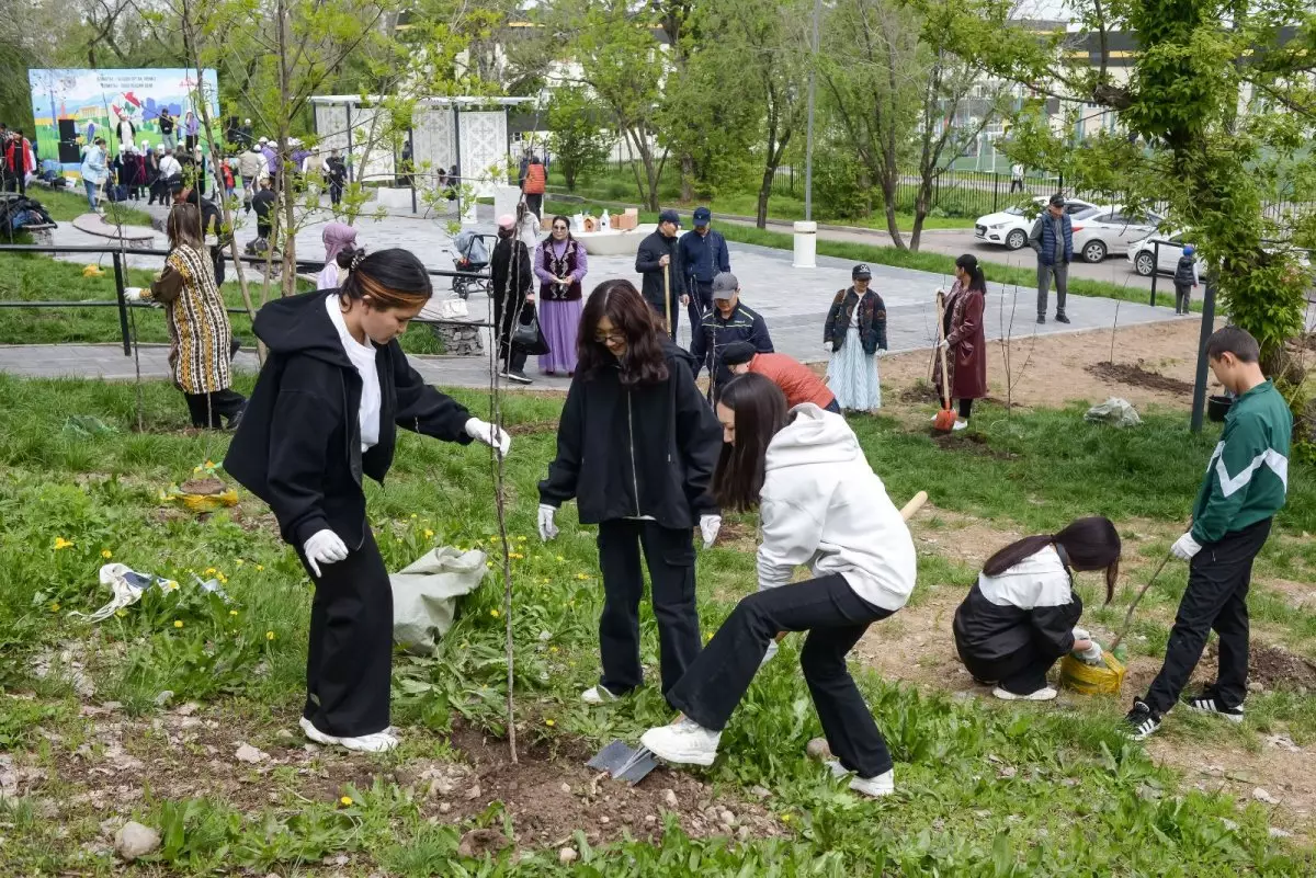 Возрождение города-сада: в Алмалинском районе Алматы посадили 80 яблонь и 850 кустарников
