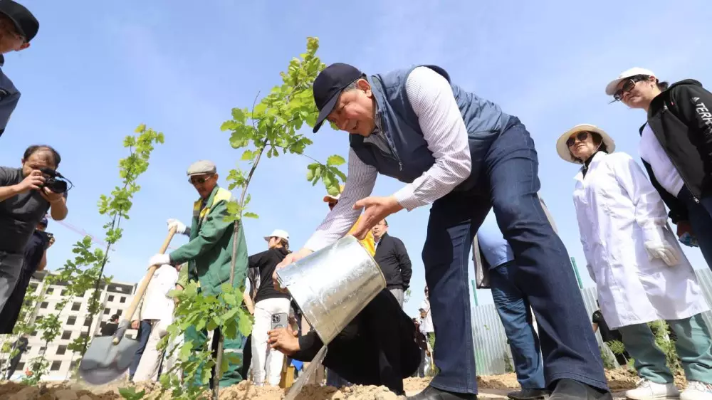 "Таза Қазақстан": аким Мангистауской области вместе с жителями посадил деревья