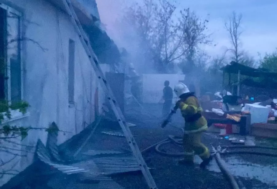 Пожарные ликвидировали пожар в частном доме в Алматинской области