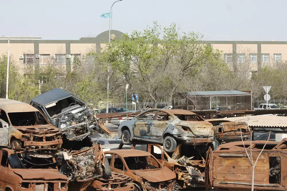 «Кладбище» автомобилей устроили возле прокуратуры в Актау