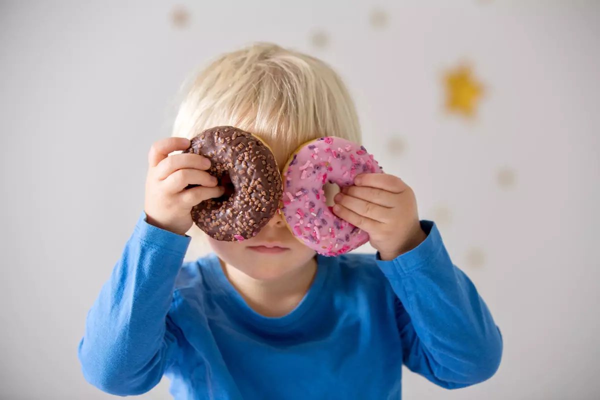 Нутрициолог рассказала, чем заменить сладости в рационе ребенка