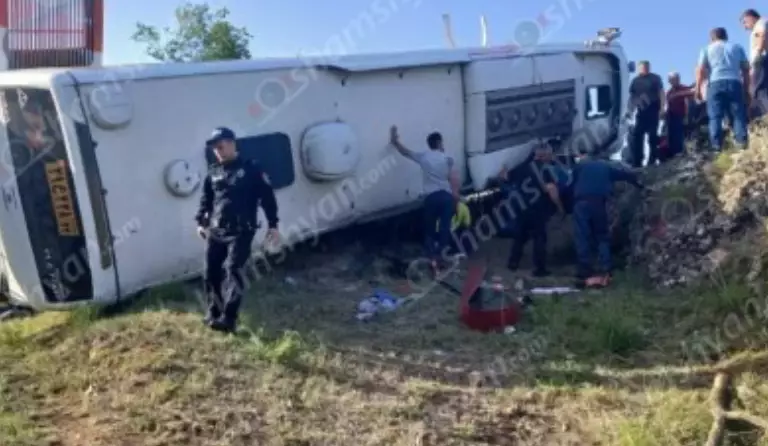 Автобус с пассажирами перевернулся и рухнул в овраг: есть погибшие