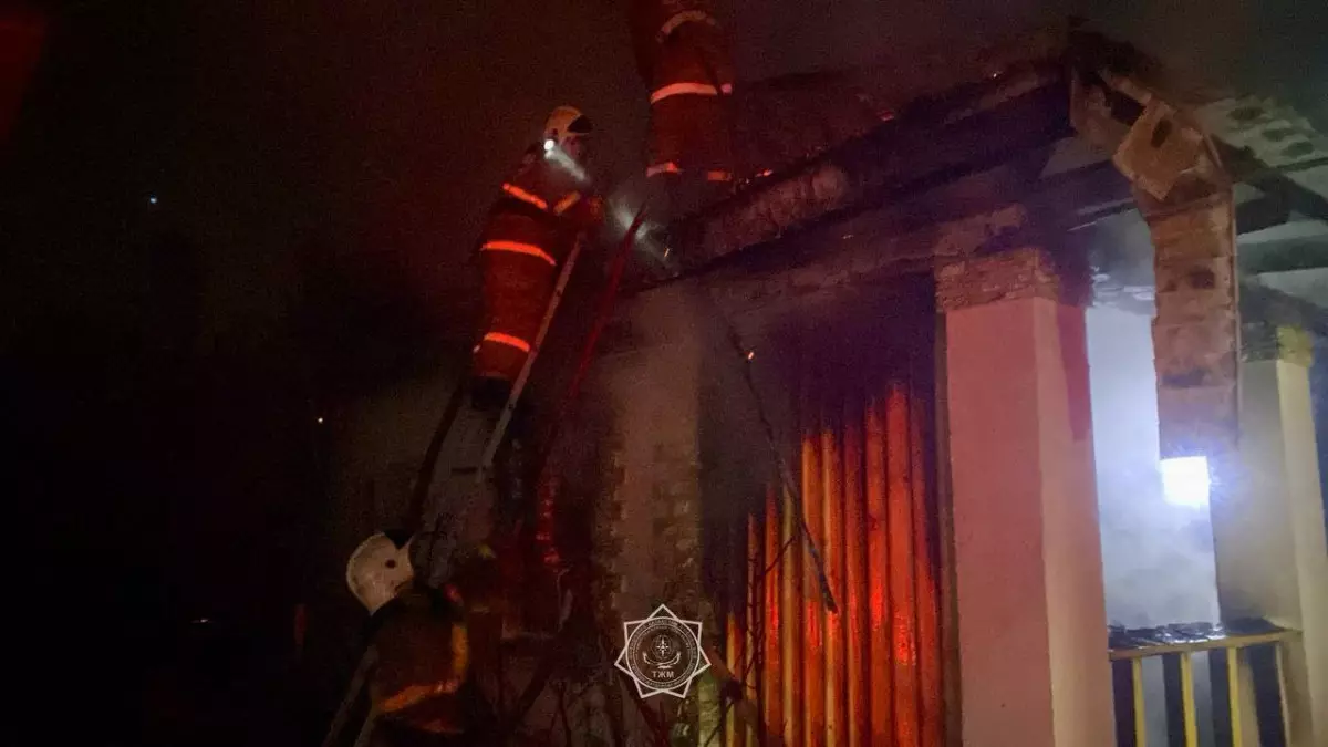 Огнеборцы Алматинской области потушили загоревшийся дом