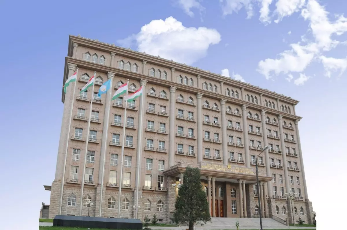 МИД Таджикистана призвал своих гражданам отказаться от поездок в Россию