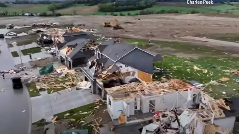 Последствия мощных торнадо в США: есть пострадавшие и разрушения