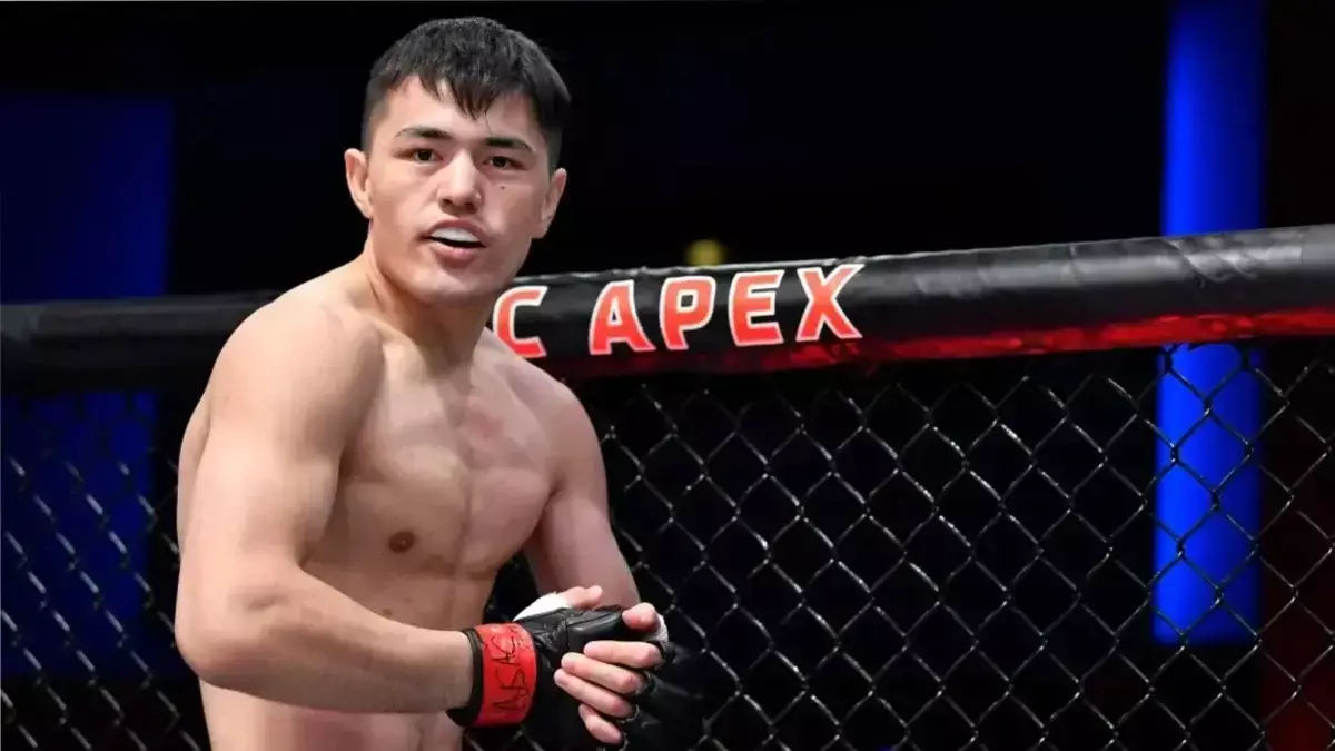 Казахский боец выиграл второй бой в UFC