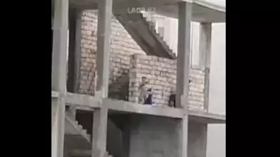Дети играли на опасной высоте на стройке в Актау