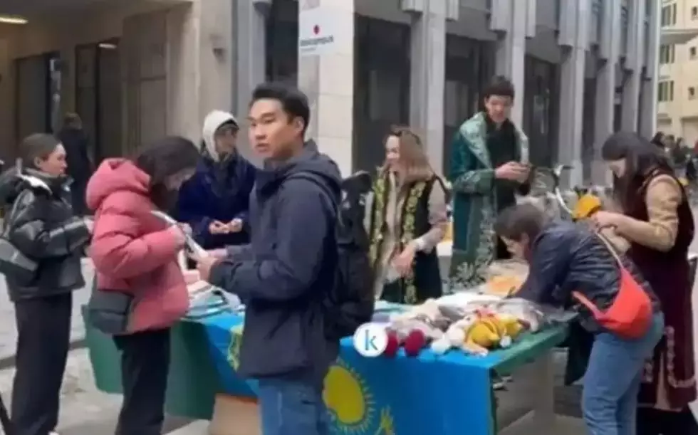Брюссельде қазақстандық студенттер су тасқынынан зардап шеккендерді қолдау акциясын өткізді