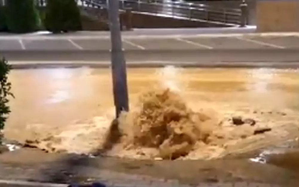 Сколько воды утекло: крупный прорыв трубопровода сняли на видео в Актау
