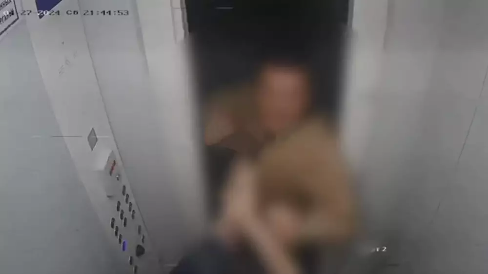 Избиение жительницы Актау в лифте попало на видео