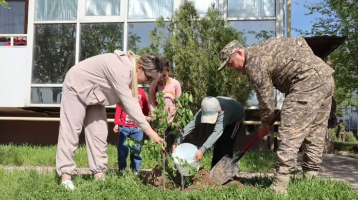 Военнослужащие в Шымкенте поддержали акцию «Пятнадцать добрых дел»