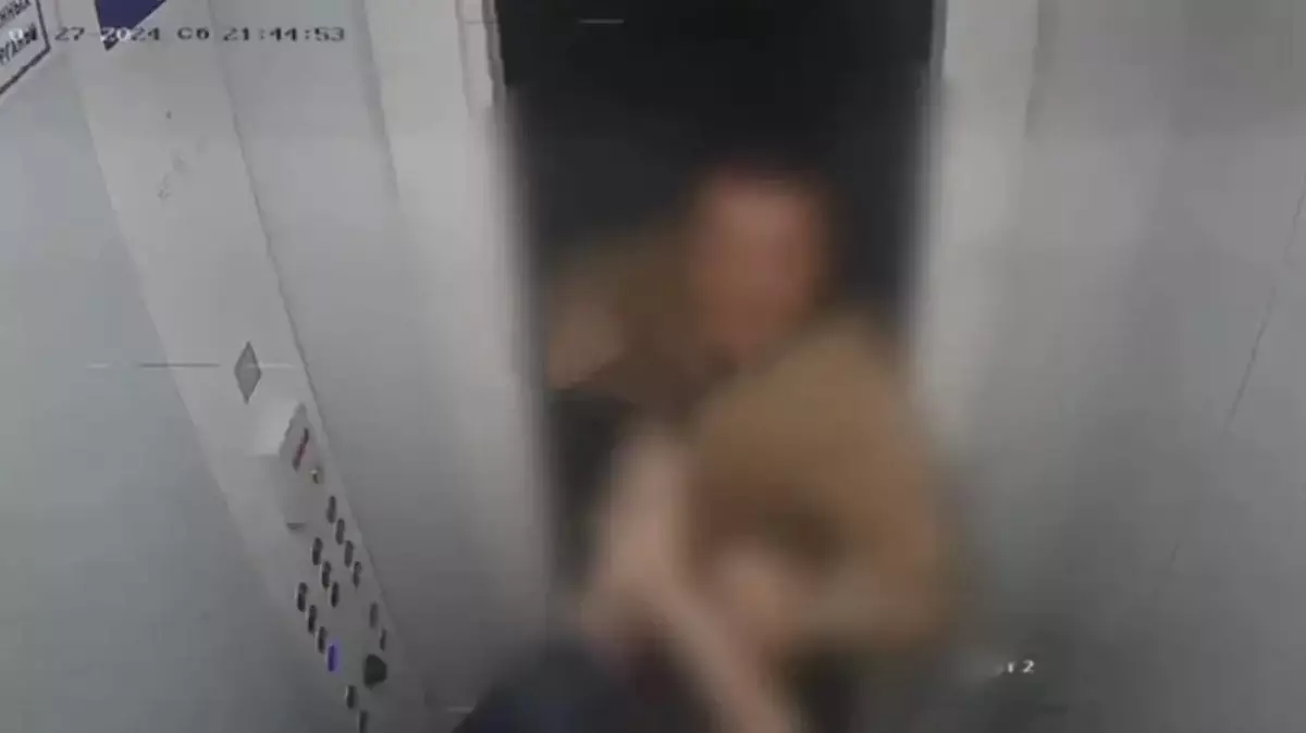 Желіде ақтаулық әйелдің лифтіде соққыға жығылған видеосы тарады