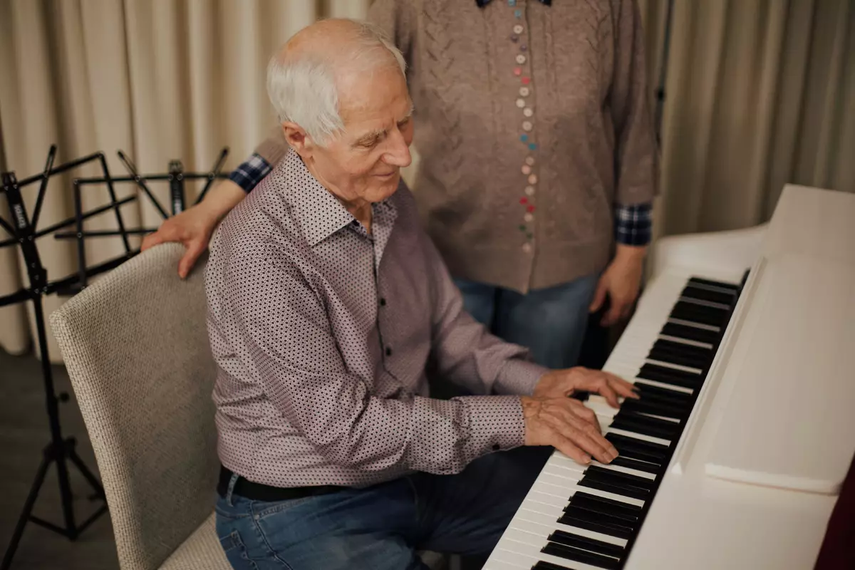 «Я каждый день занимаюсь музыкой и гуляю по 7 км». Секреты долголетия 92-летнего Вячеслава Герасименкова