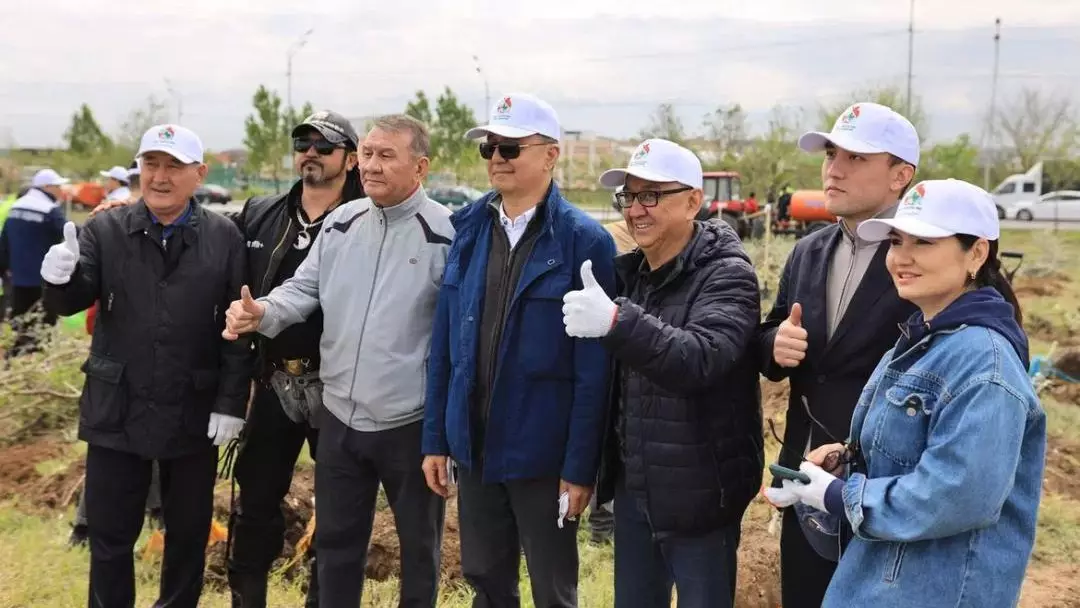 В Жетысуском районе Алматы высадили 100 яблонь