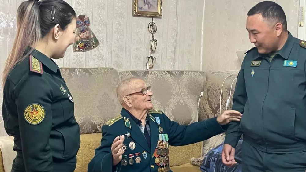 "Очнулся, когда несли хоронить". Один из старейших ветеранов Казахстана отпраздновал 101-летие