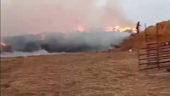 250 тонн сена горит в Атырауской области