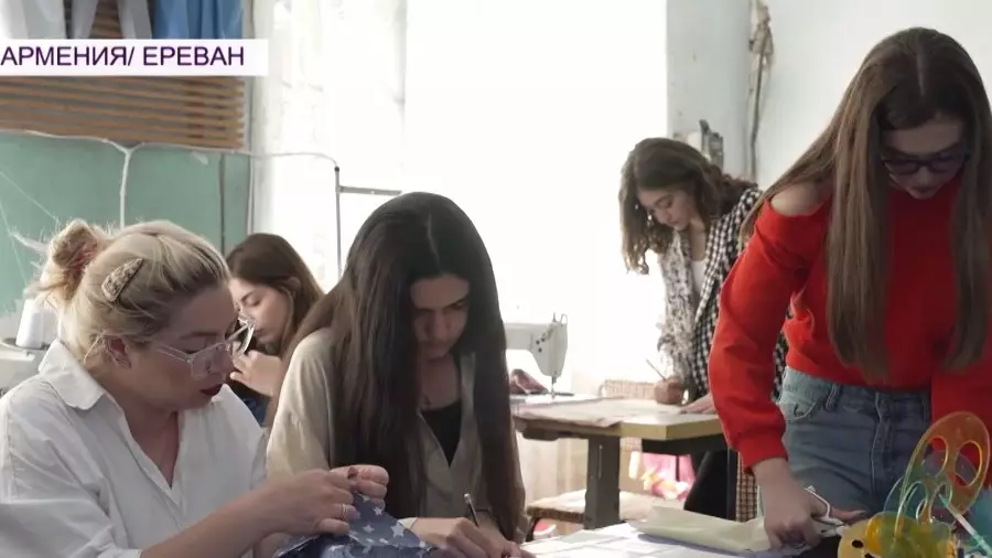 В Ереване создали коллекцию одежды с помощью нейросети