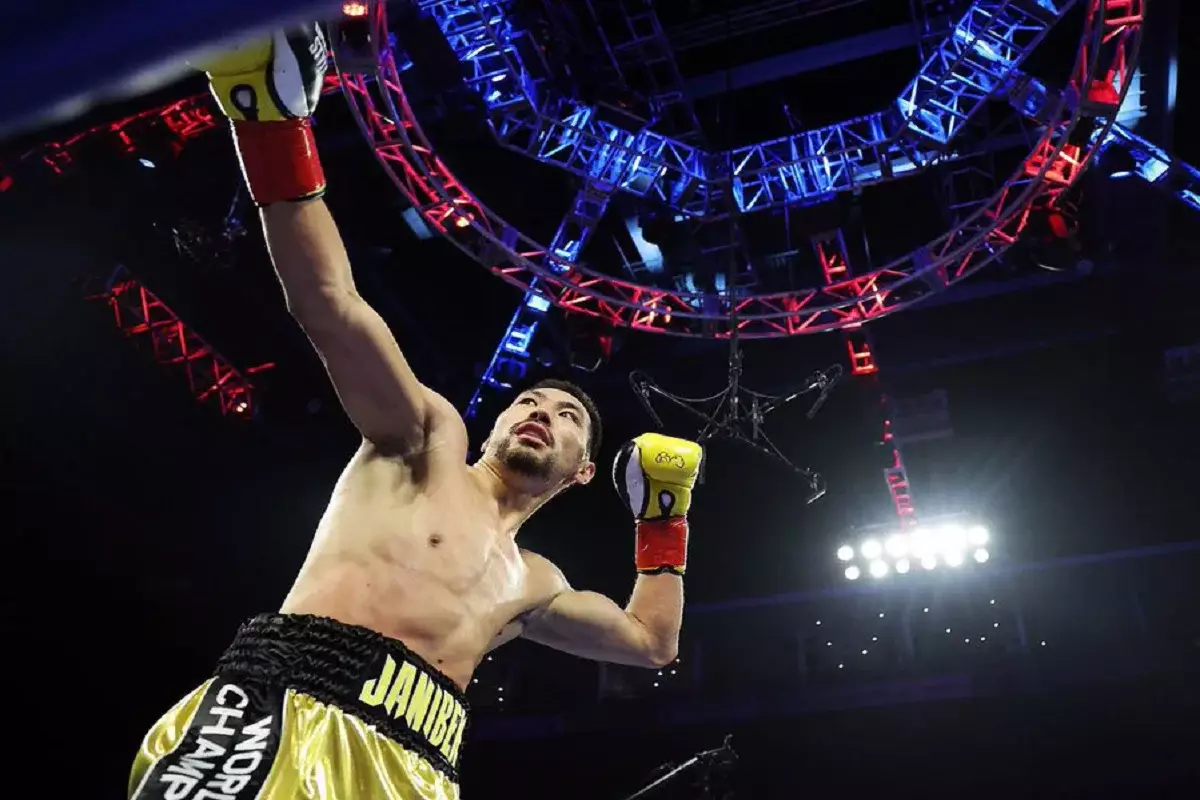 Казахстанский боксер нокаутировал чемпиона мира и объявил себя кошмаром