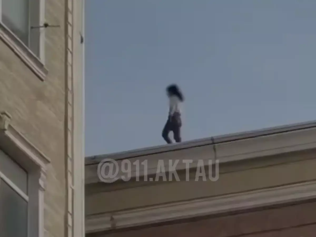В Актау дети на крыше многоэтажки напугали казахстанцев