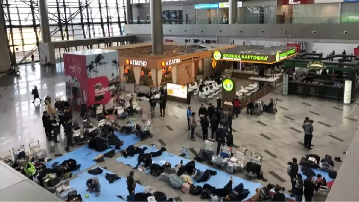 Эхо теракта: около тысячи граждан Таджикистана застряли в московских аэропортах