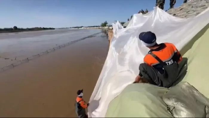 Спасатели Мангистау проводят берегоукрепительные работы вдоль реки Жайык в Атырау